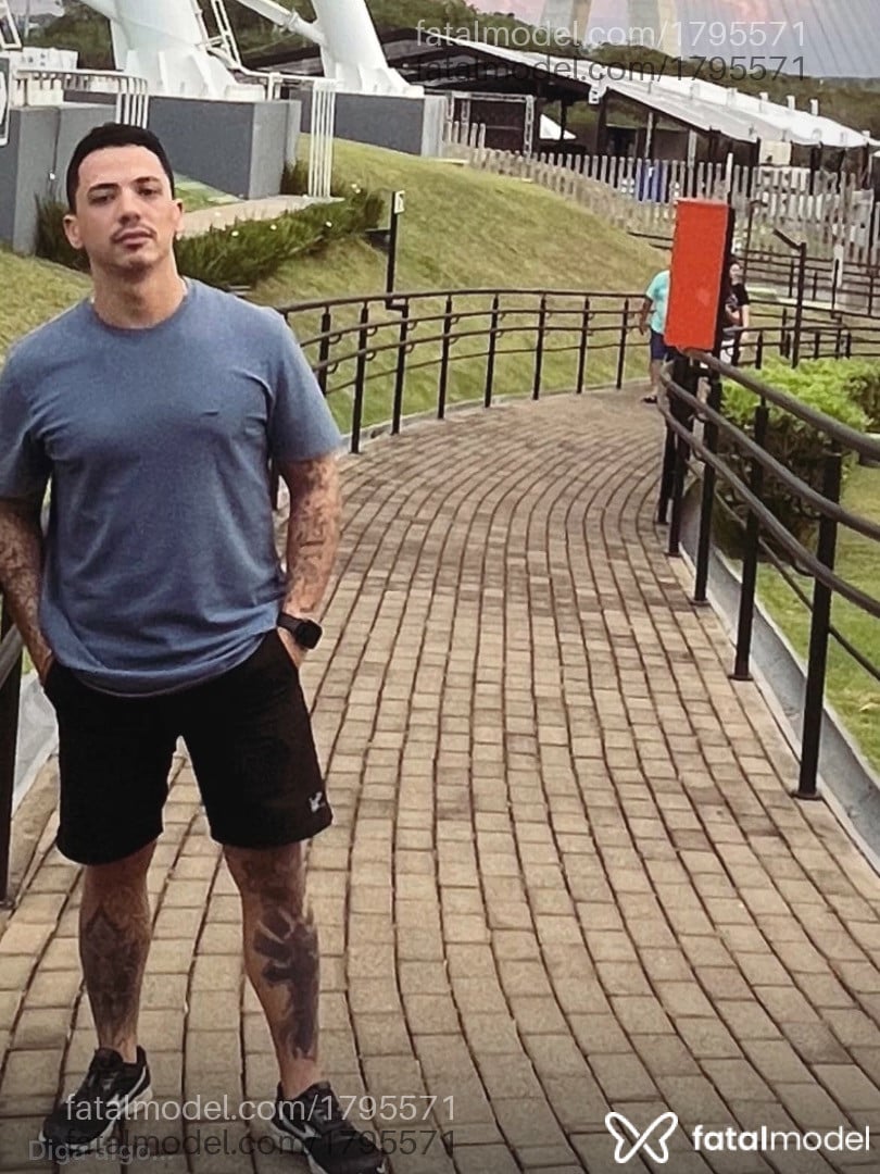 Acompanhante homem com cabelo castanho de olhos castanhos em Foz do Iguaçu - Filipe