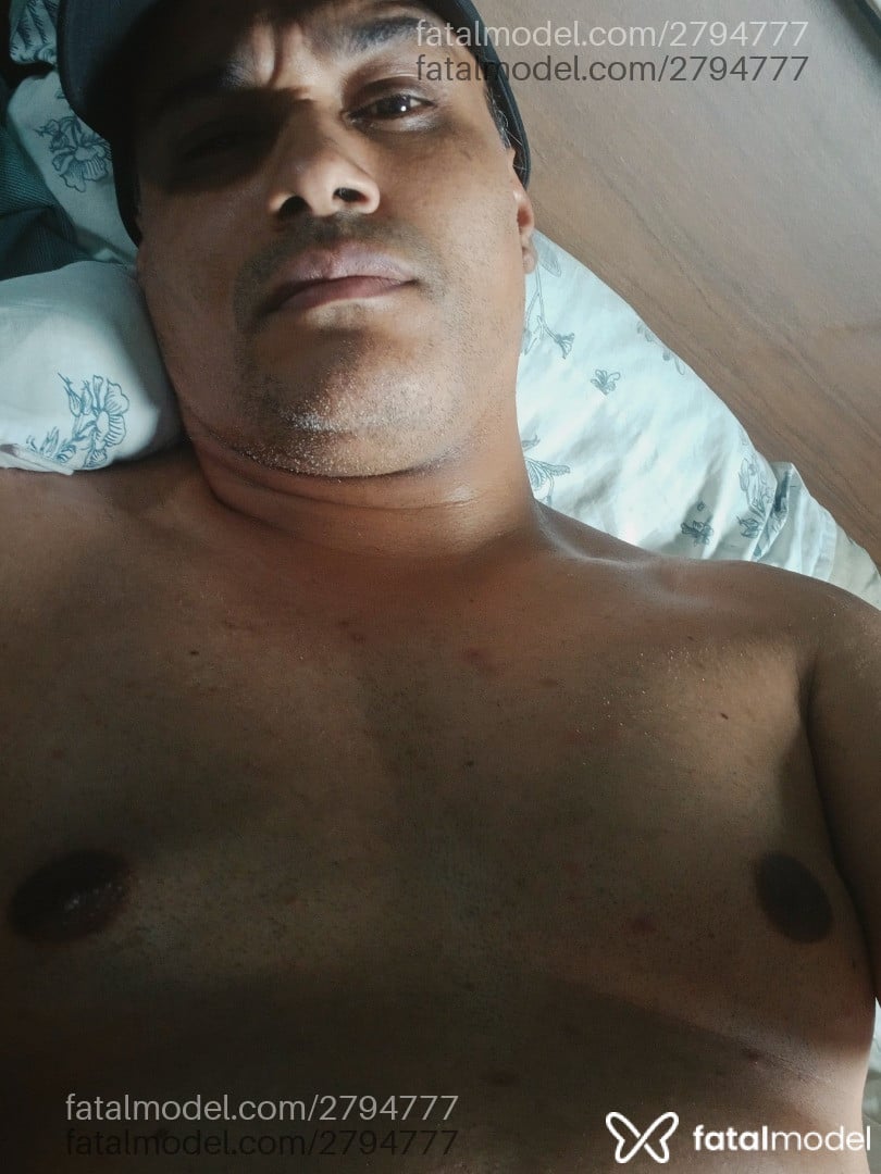 Acompanhante homem com cabelo castanho de olhos castanhos - Derik Acompanhante homem com cabelo castanho de olhos castanhos - Derik