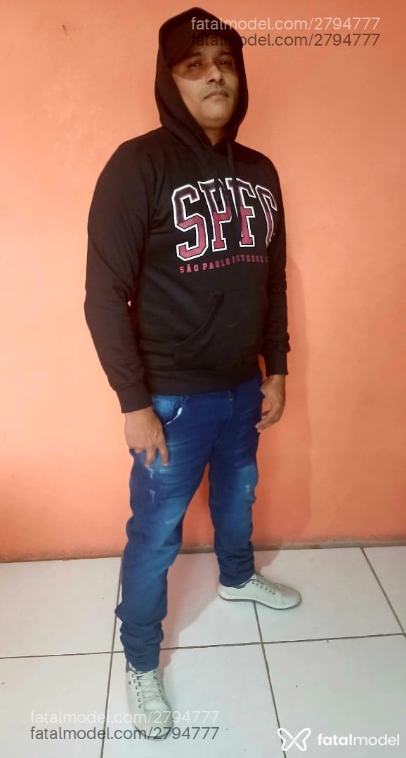 Acompanhante homem com cabelo castanho de olhos castanhos - Derik Acompanhante homem com cabelo castanho de olhos castanhos - Derik