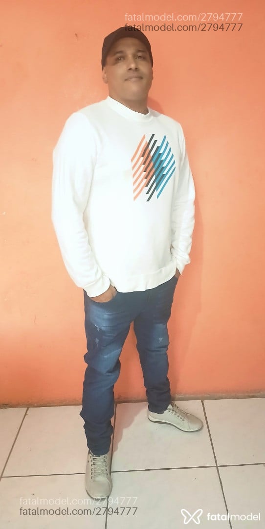 Acompanhante homem com cabelo castanho de olhos castanhos - Derik Acompanhante homem com cabelo castanho de olhos castanhos - Derik