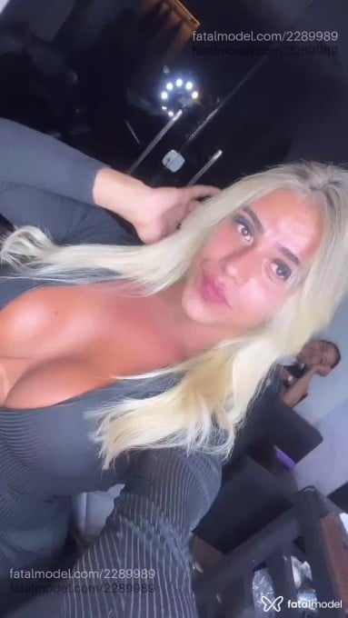 Acompanhante mulher trans loira (o) de olhos castanhos - Gabrielly Gouveia