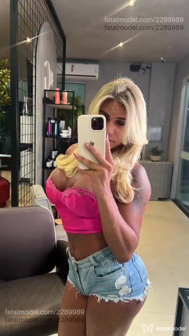 Acompanhante mulher trans loira (o) de olhos castanhos - Gabrielly Gouveia
