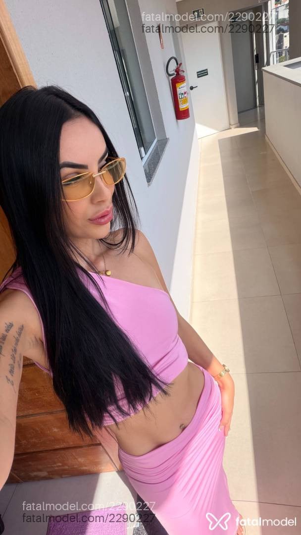 Acompanhante mulher morena (o) de olhos mel - ágatha