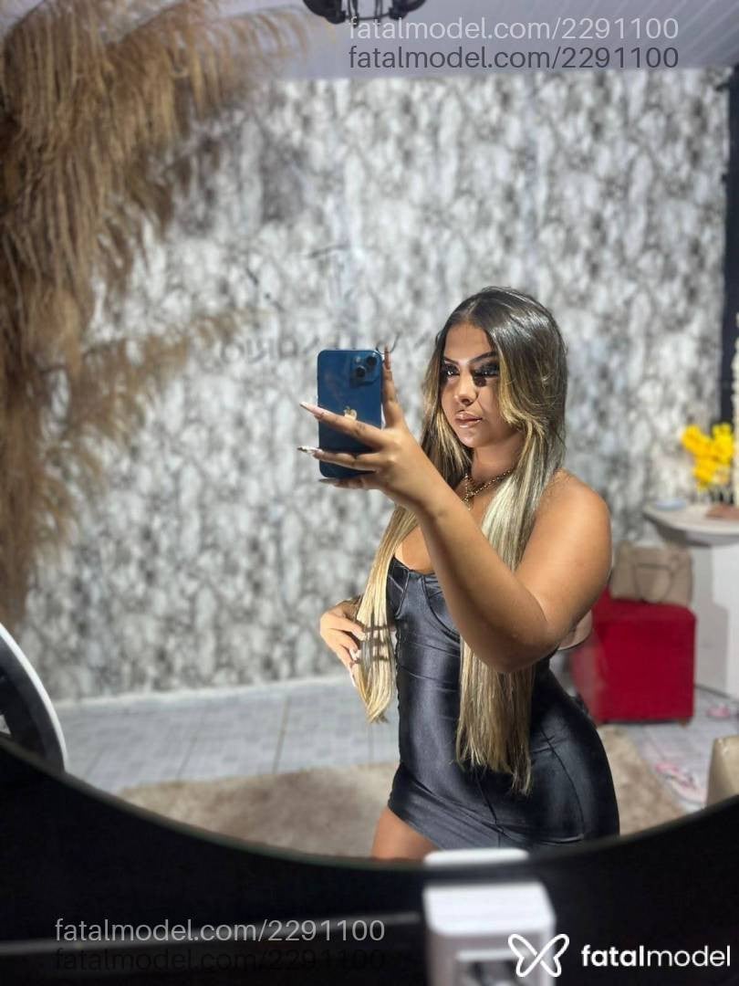 Acompanhante mulher loira (o) de olhos castanhos - Lara