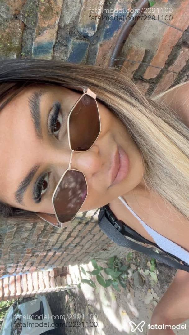 Acompanhante mulher loira (o) de olhos castanhos - Lara