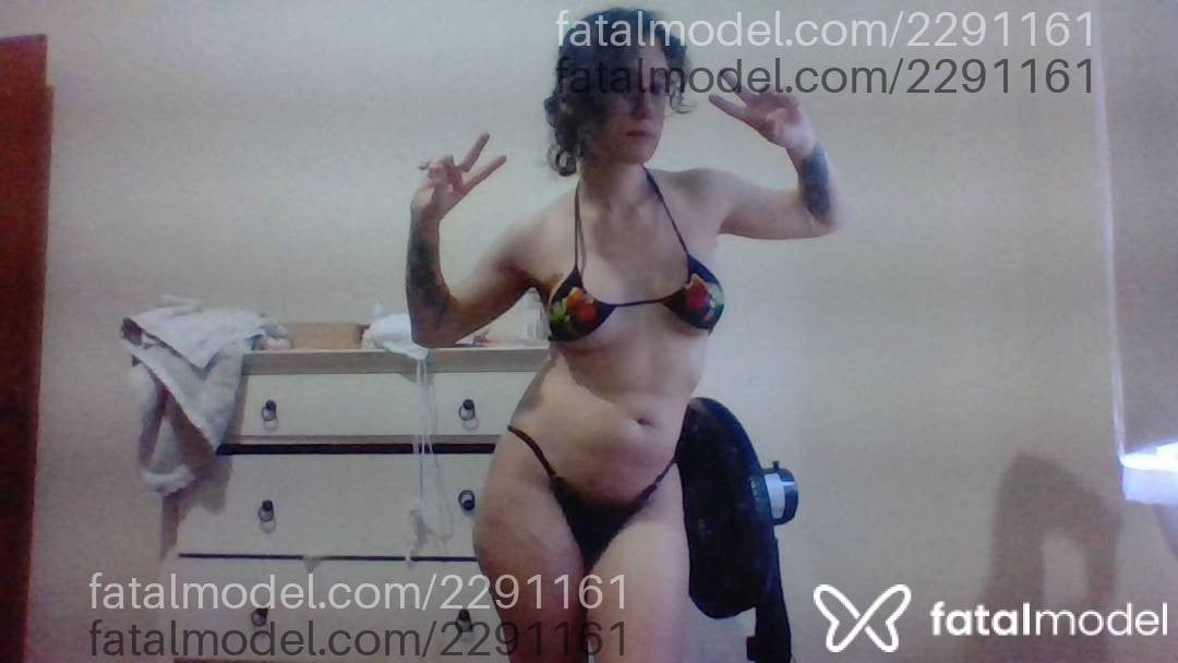 Acompanhante mulher trans com cabelo castanho de olhos verdes - Mia