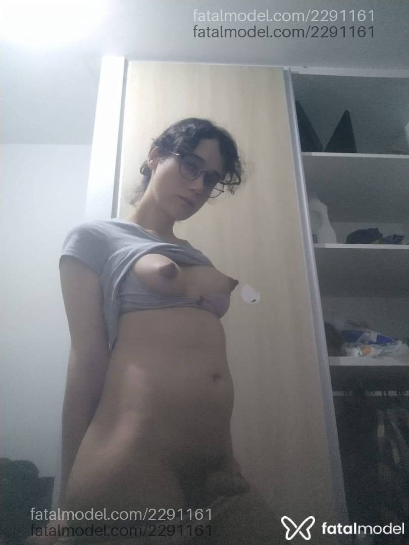 Acompanhante mulher trans com cabelo castanho de olhos verdes - Mia