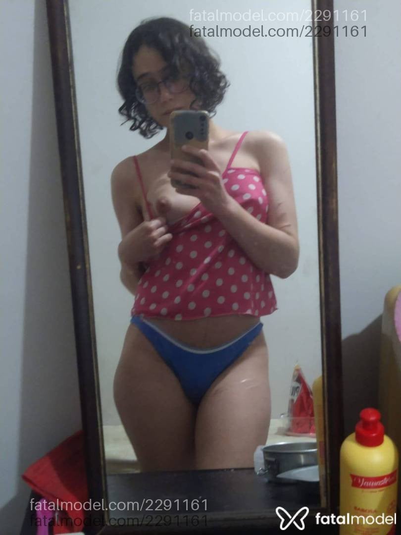 Acompanhante mulher trans com cabelo castanho de olhos verdes - Mia