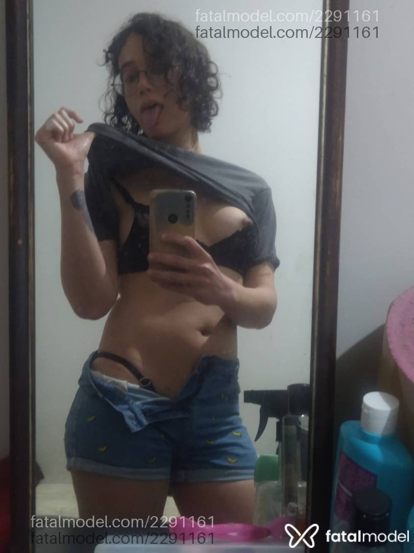 Acompanhante mulher trans com cabelo castanho de olhos verdes - Mia