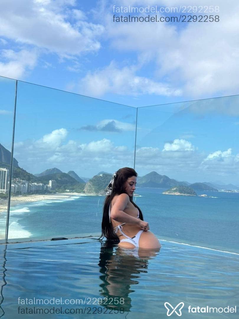 Acompanhante mulher morena (o) de olhos verdes - Livia Bellecour