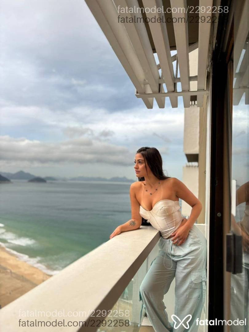 Acompanhante mulher morena (o) de olhos verdes - Livia Bellecour