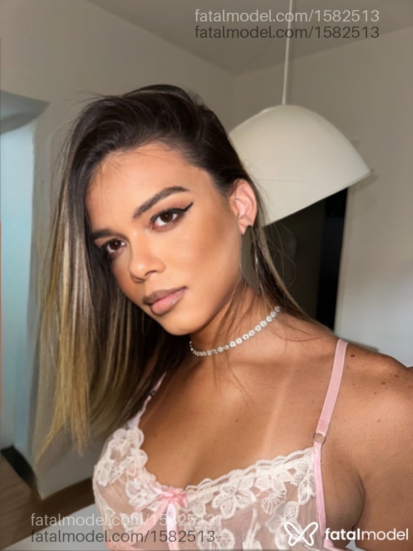 Acompanhante travesti loira (o) de olhos castanhos - Lara Belfort Acompanhante travesti loira (o) de olhos castanhos - Lara Belfort