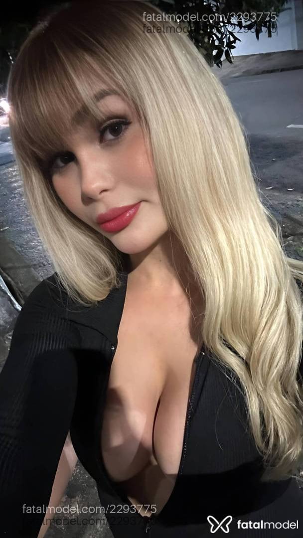 Acompanhante mulher trans com cabelo castanho de olhos castanhos - Gaby