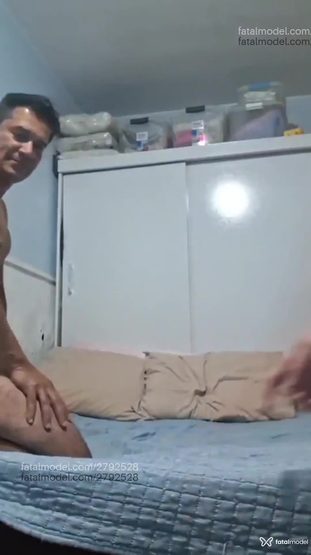 Acompanhante homem com cabelo castanho de olhos verdes - Misterioso Acompanhante homem com cabelo castanho de olhos verdes - Misterioso