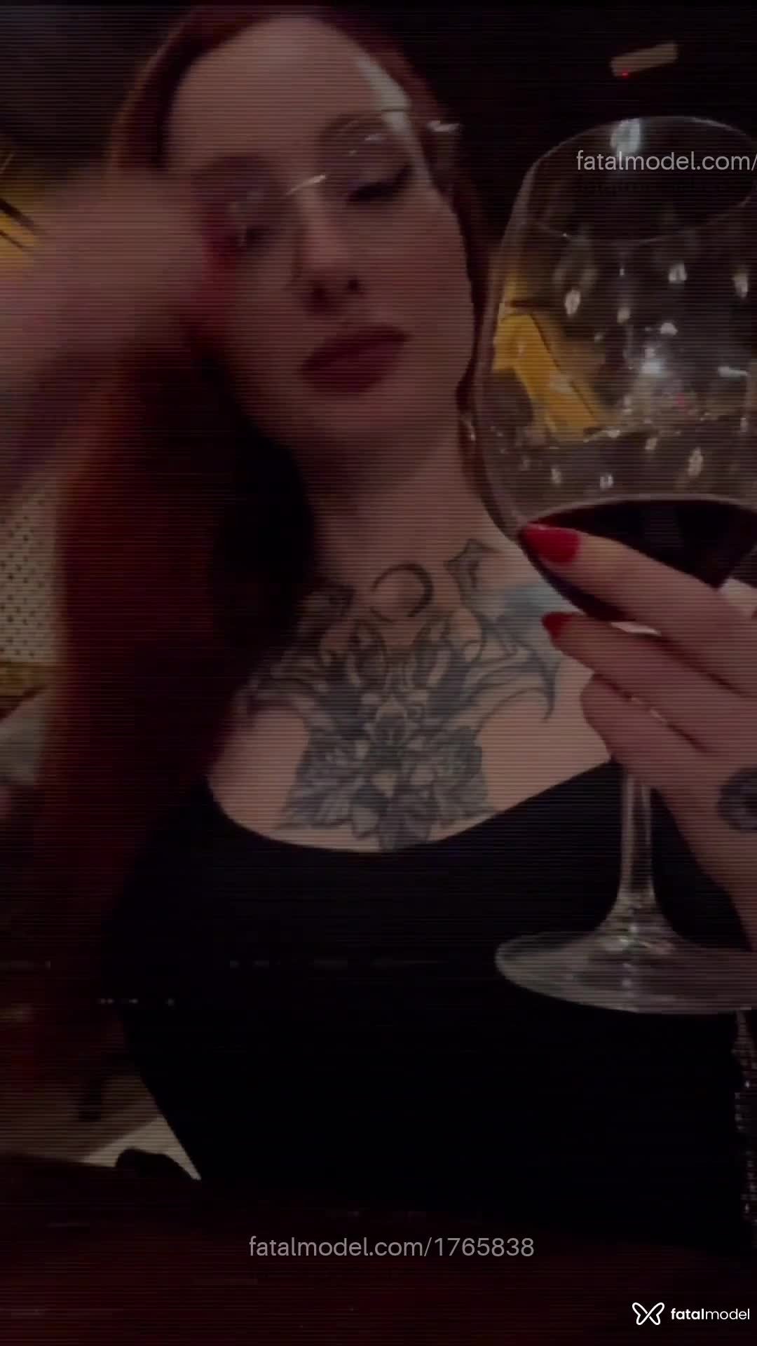 Acompanhante mulher ruiva (o) de olhos castanhos - Jadi Hex Burn