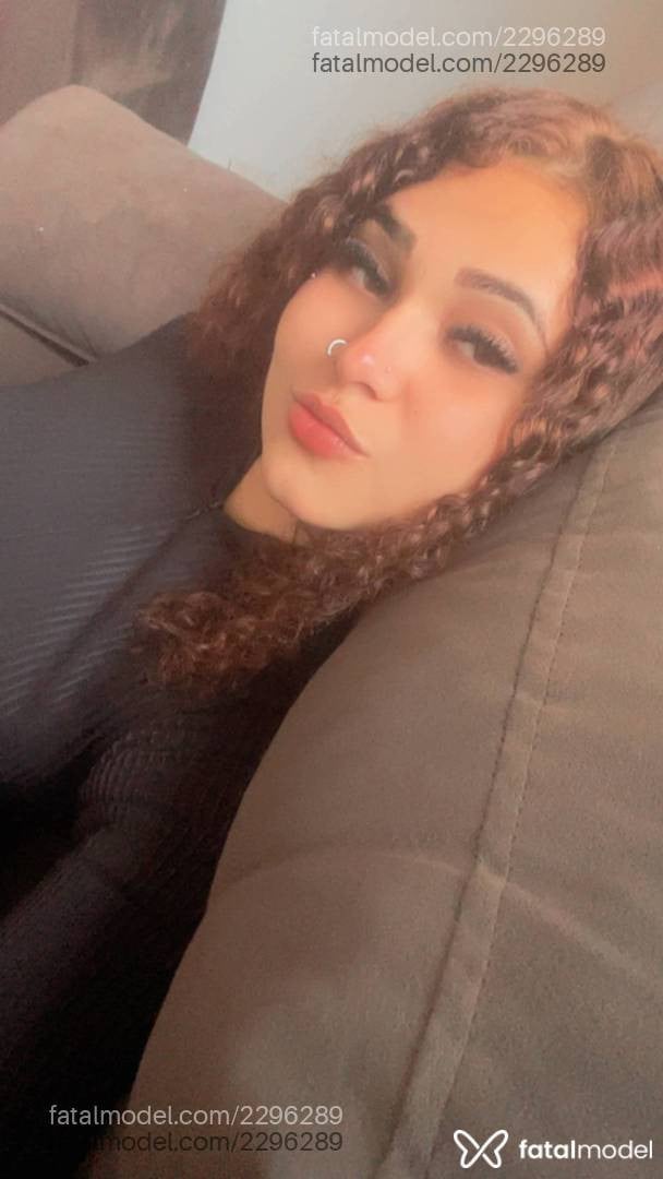 Acompanhante mulher morena (o) de olhos castanhos - Emilly Santos