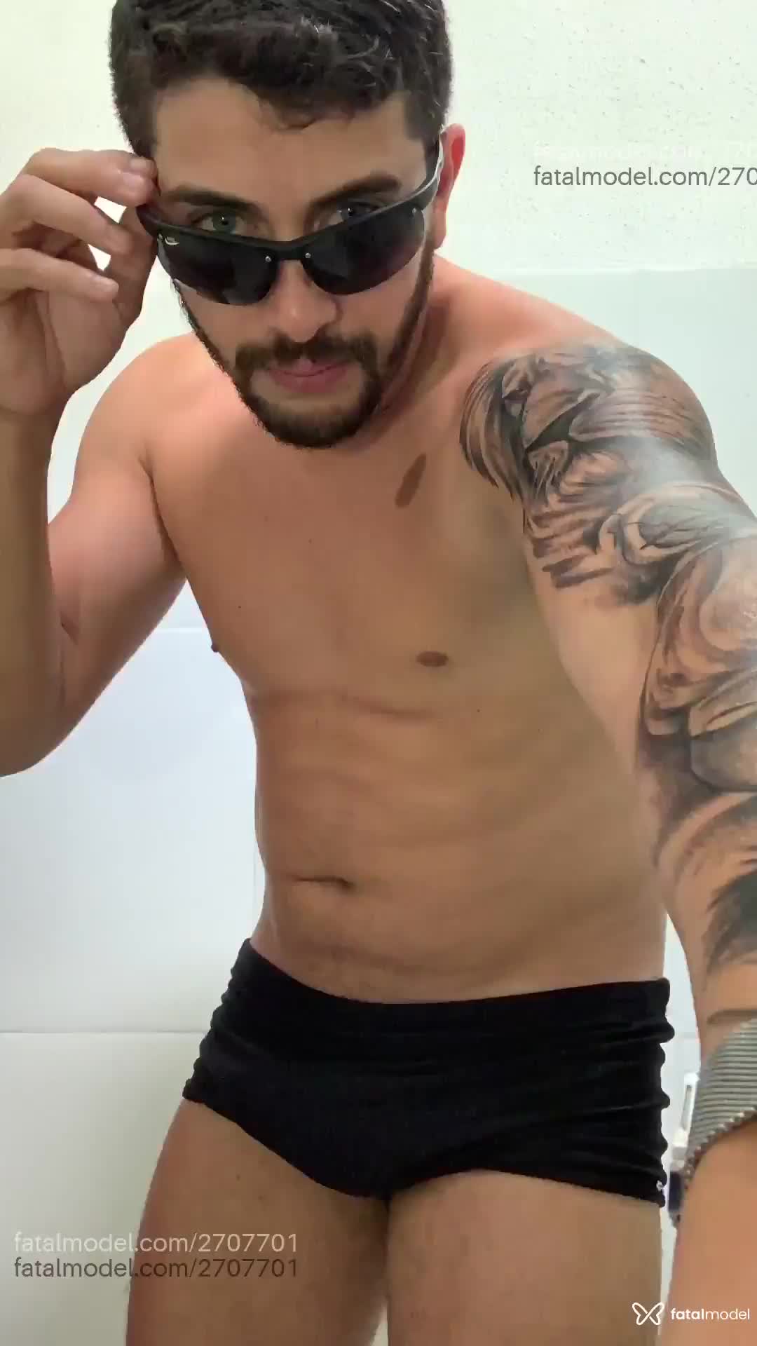Acompanhante homem com cabelo castanho de olhos azuis - Boynatalense Acompanhante homem com cabelo castanho de olhos azuis - Boynatalense