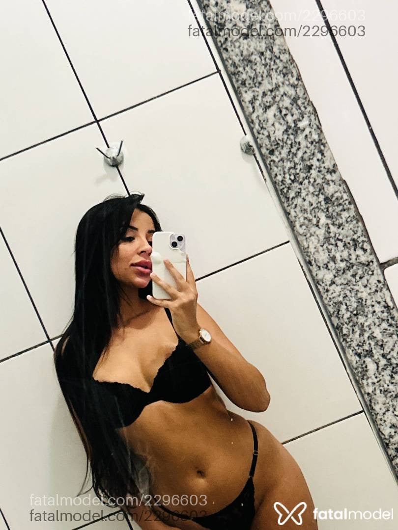 Acompanhante mulher morena (o) de olhos pretos - Emily