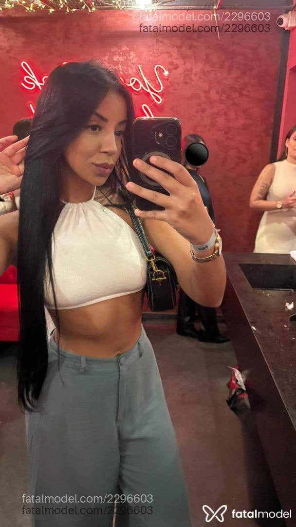 Acompanhante mulher morena (o) de olhos pretos - Emily