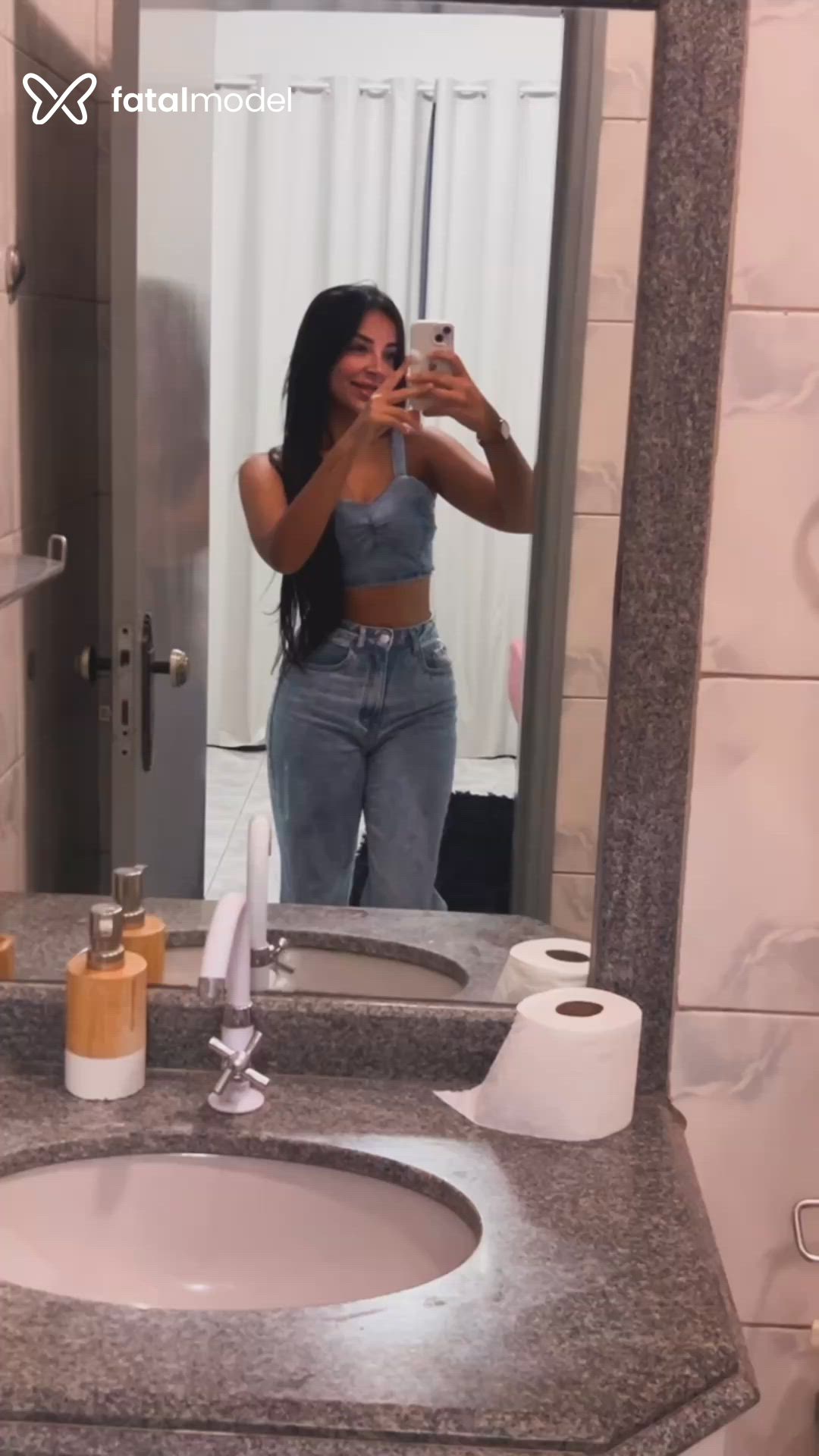 Acompanhante mulher morena (o) de olhos pretos - Emily