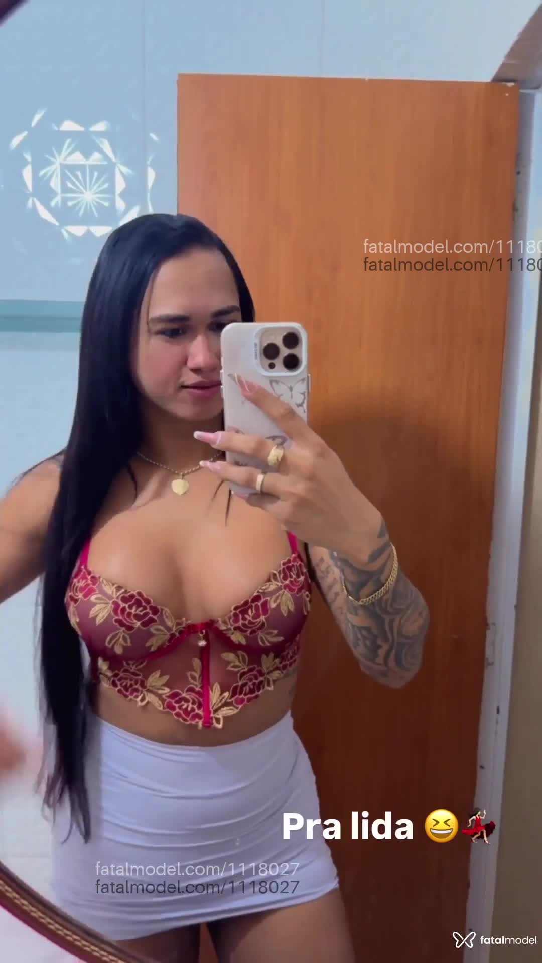 Acompanhante mulher trans com cabelo castanho de olhos castanhos em Goiânia - Agatha nandes