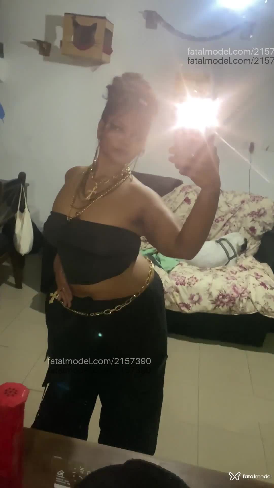 Acompanhante mulher morena (o) de olhos castanhos - Afrojapa Acompanhante mulher morena (o) de olhos castanhos - Afrojapa