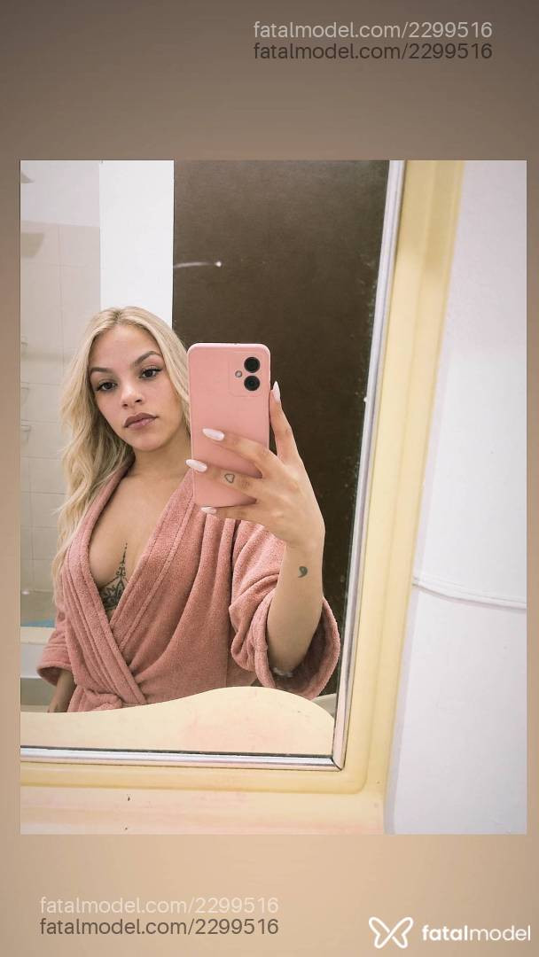 Acompanhante mulher loira (o) de olhos castanhos - Criisbella