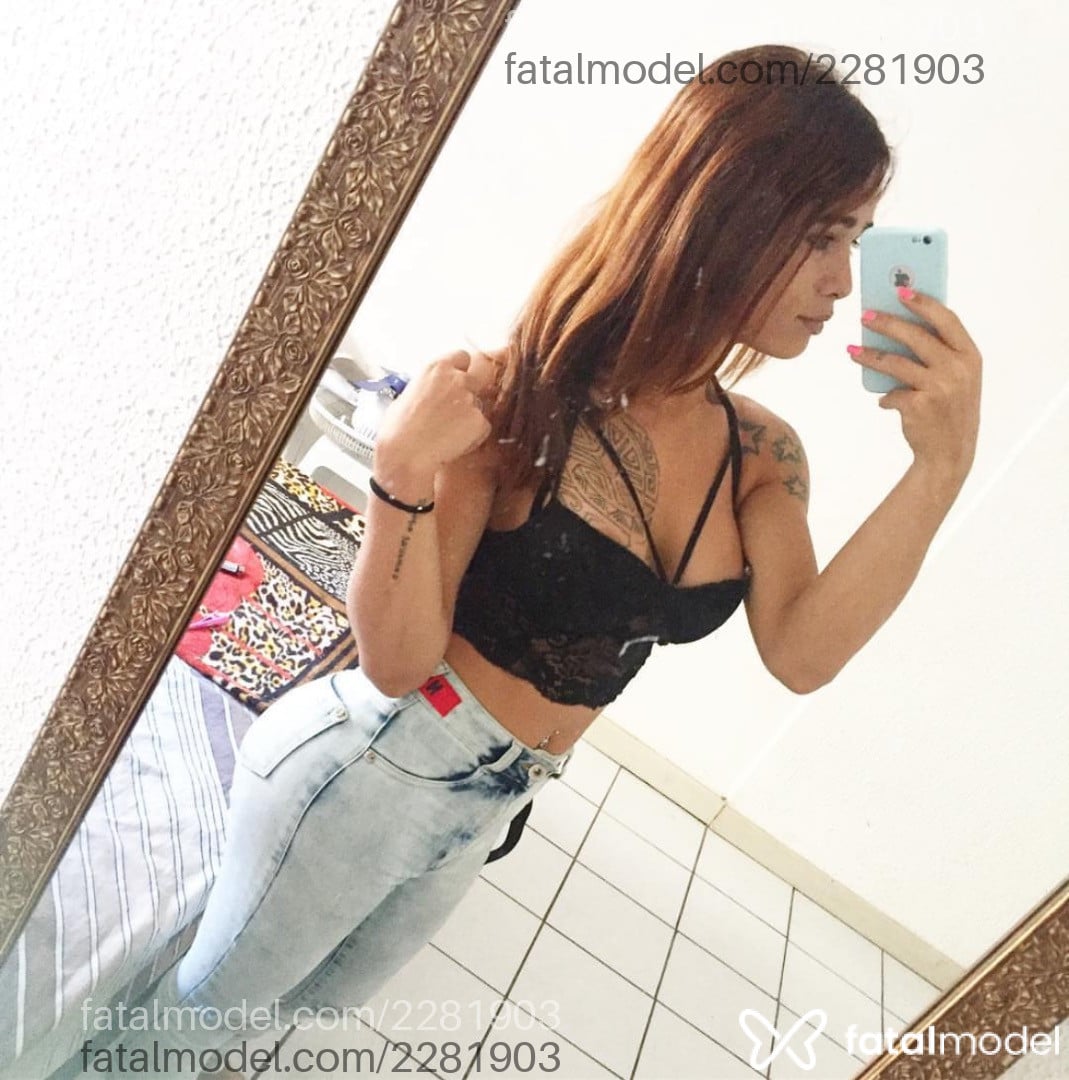 Acompanhante mulher trans com cabelo castanho de olhos mel em Olímpia - Aline