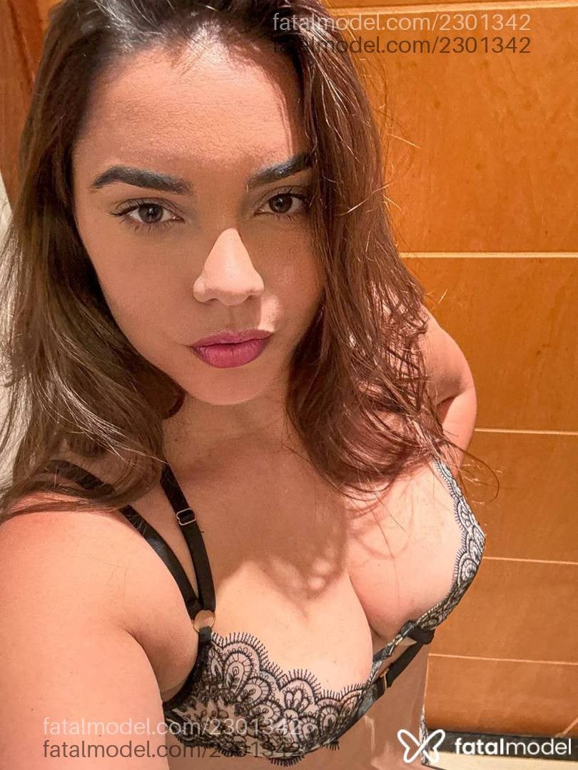 Acompanhante mulher loira (o) de olhos castanhos - Amanda