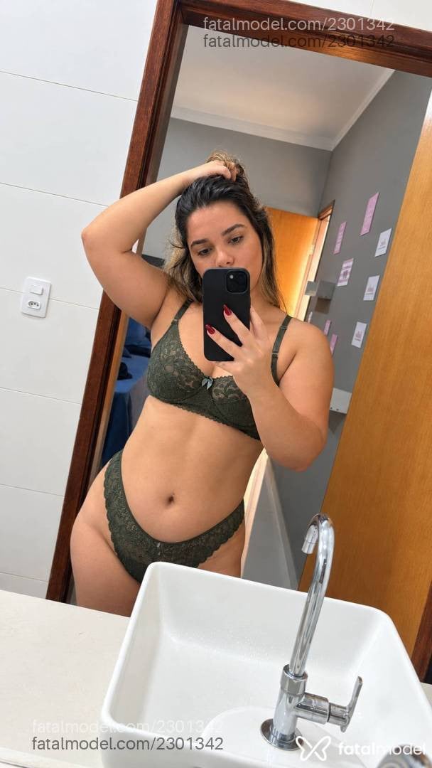 Acompanhante mulher loira (o) de olhos castanhos - Amanda