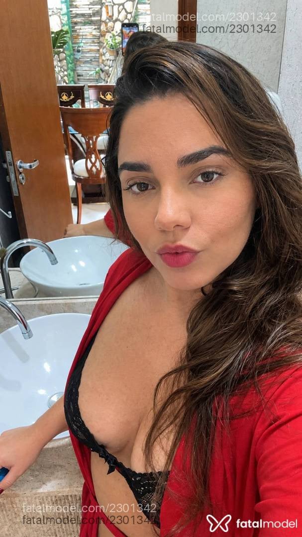 Acompanhante mulher loira (o) de olhos castanhos - Amanda