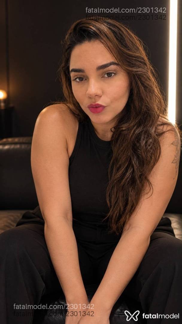 Acompanhante mulher loira (o) de olhos castanhos - Amanda