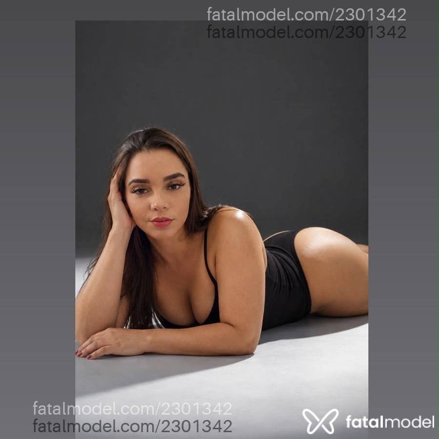 Acompanhante mulher loira (o) de olhos castanhos - Amanda