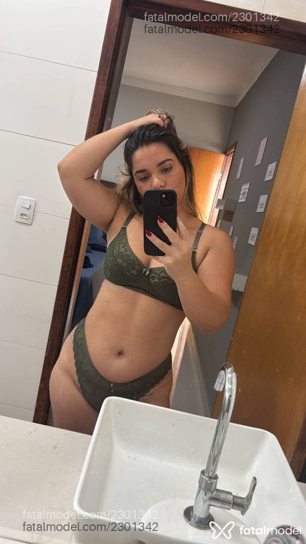 Acompanhante mulher loira (o) de olhos castanhos - Amanda