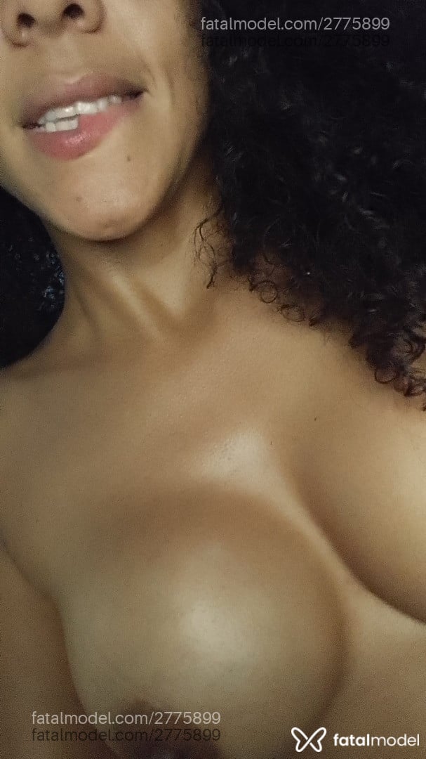 Acompanhante mulher morena (o) de olhos mel em Virtual Acompanhante mulher morena (o) de olhos mel em Virtual - Fanie