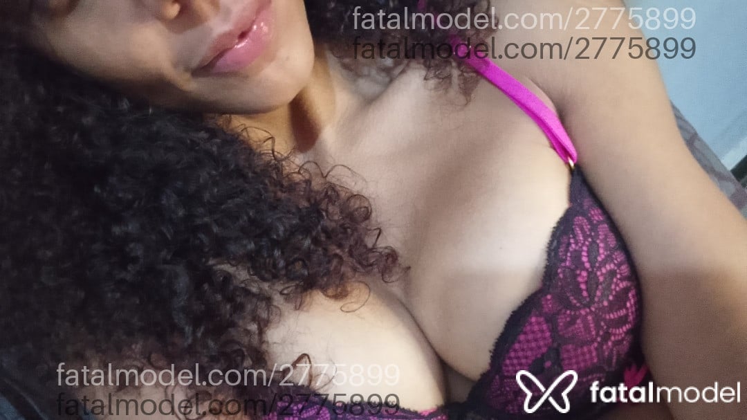 Acompanhante mulher morena (o) de olhos mel em Virtual Acompanhante mulher morena (o) de olhos mel em Virtual - Fanie