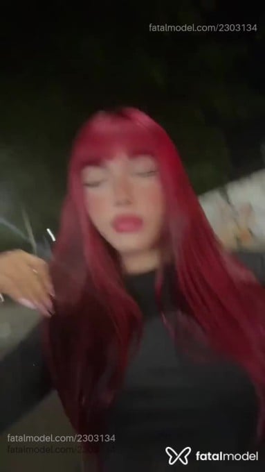 Acompanhante mulher trans com cabelo colorido de olhos castanhos - Maria