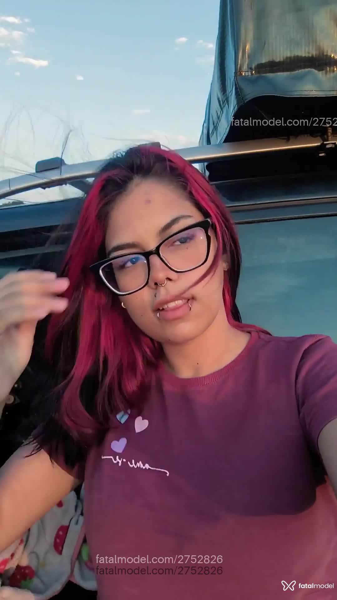 Acompanhante mulher com cabelo colorido de olhos pretos em Goiânia - Ana Takeda