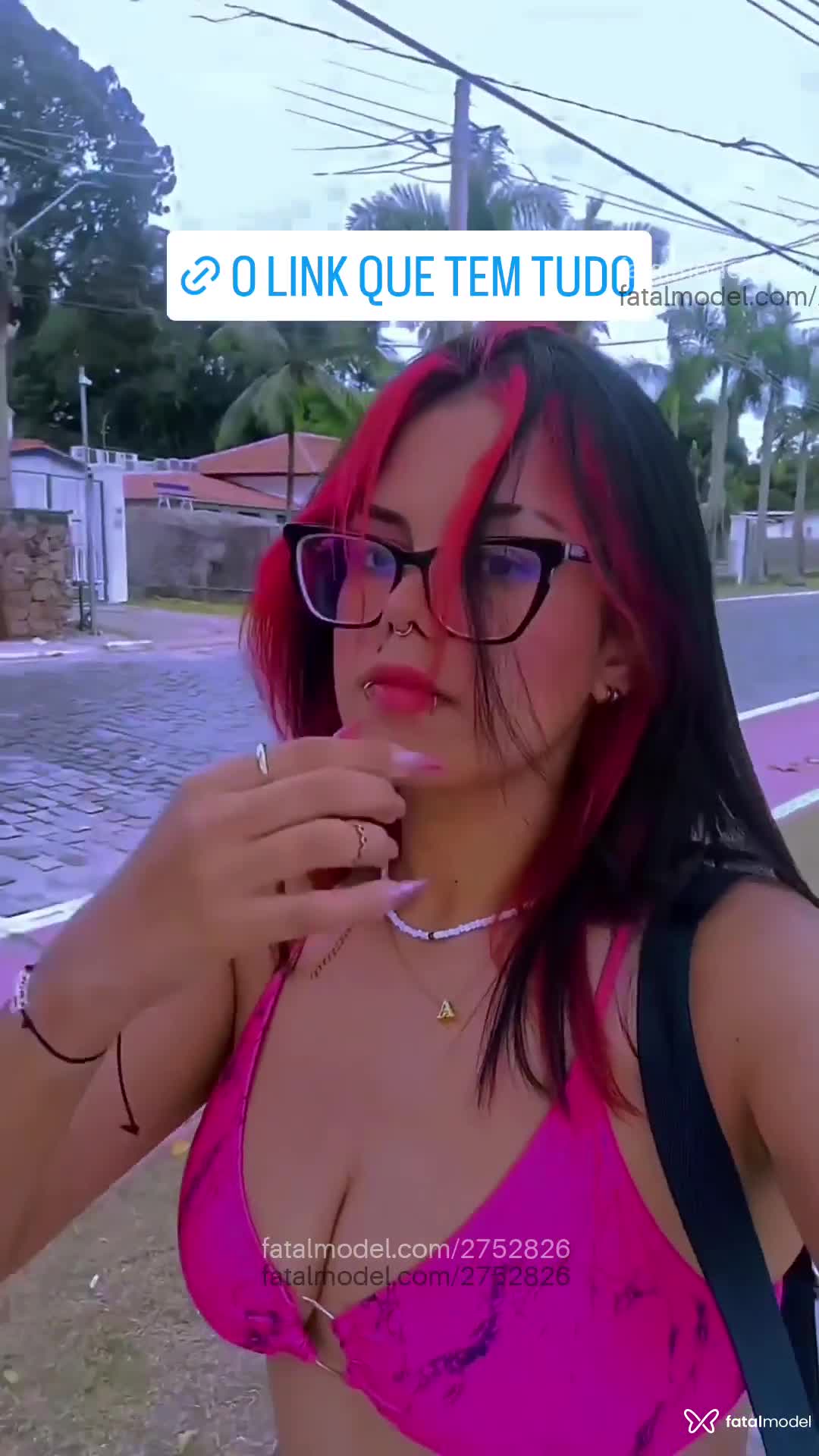 Acompanhante mulher com cabelo colorido de olhos pretos em Goiânia - Ana Takeda