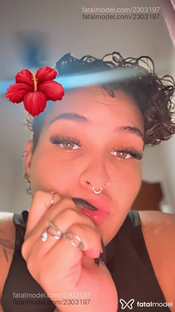 Acompanhante mulher morena (o) de olhos verdes em Rio de Janeiro Acompanhante mulher morena (o) de olhos verdes em Rio de Janeiro - Gio