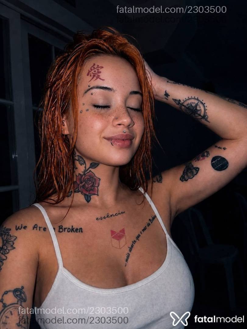 Acompanhante mulher ruiva (o) de olhos castanhos - Lua Bentez