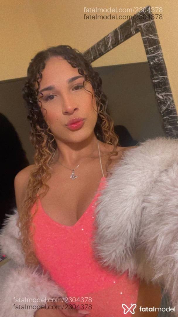 Acompanhante mulher trans com cabelo colorido de olhos pretos em São Paulo - Jully