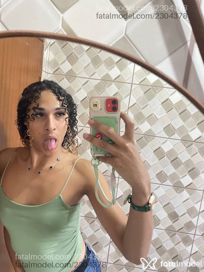 Acompanhante mulher trans com cabelo colorido de olhos pretos - Julye Silva