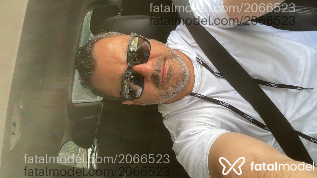 Acompanhante homem com cabelo castanho de olhos pretos em São José Acompanhante homem com cabelo castanho de olhos pretos em São José - Tassio