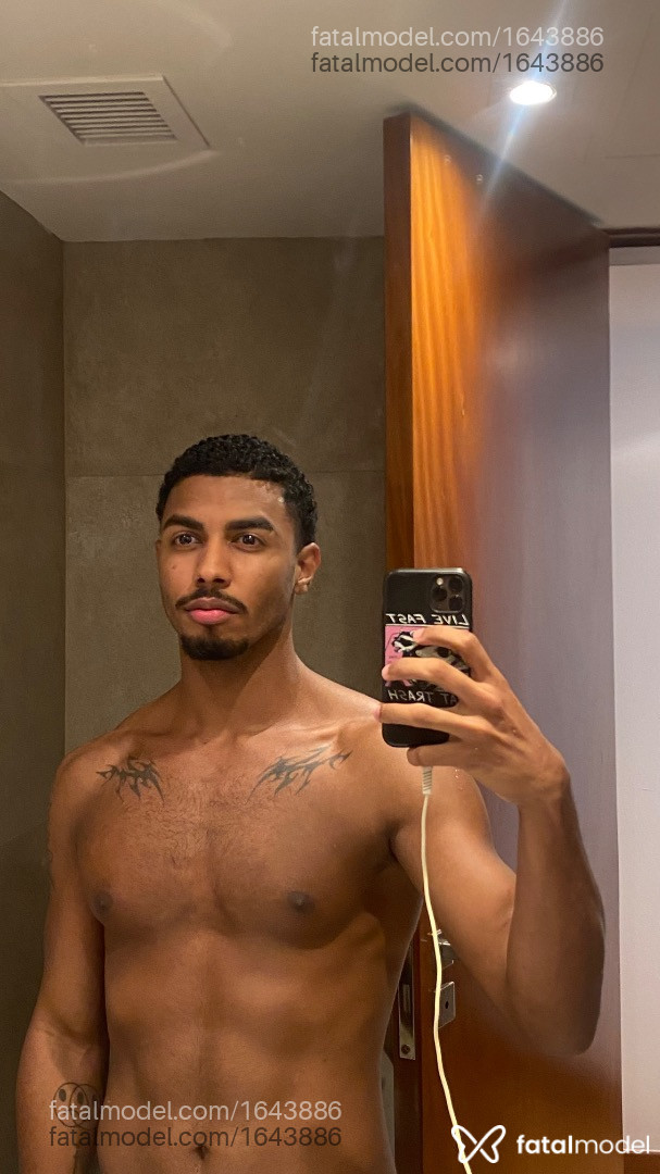 Acompanhante homem com cabelo castanho de olhos castanhos em Rio de Janeiro Acompanhante homem com cabelo castanho de olhos castanhos em Rio de Janeiro - Vitor Duarte