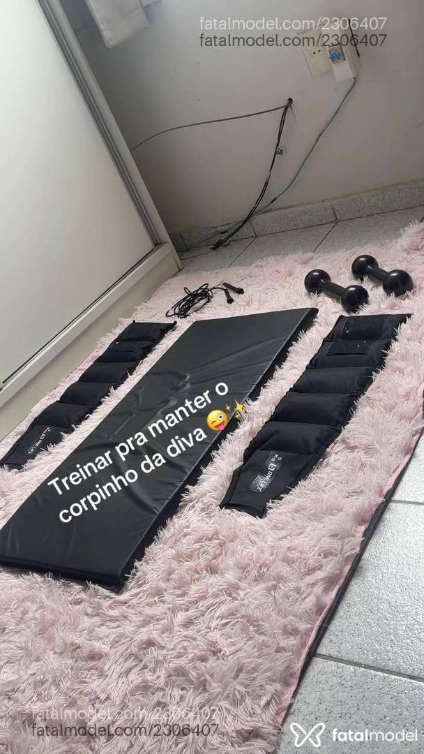 Acompanhante mulher trans com cabelo castanho de olhos pretos - Belly Shine