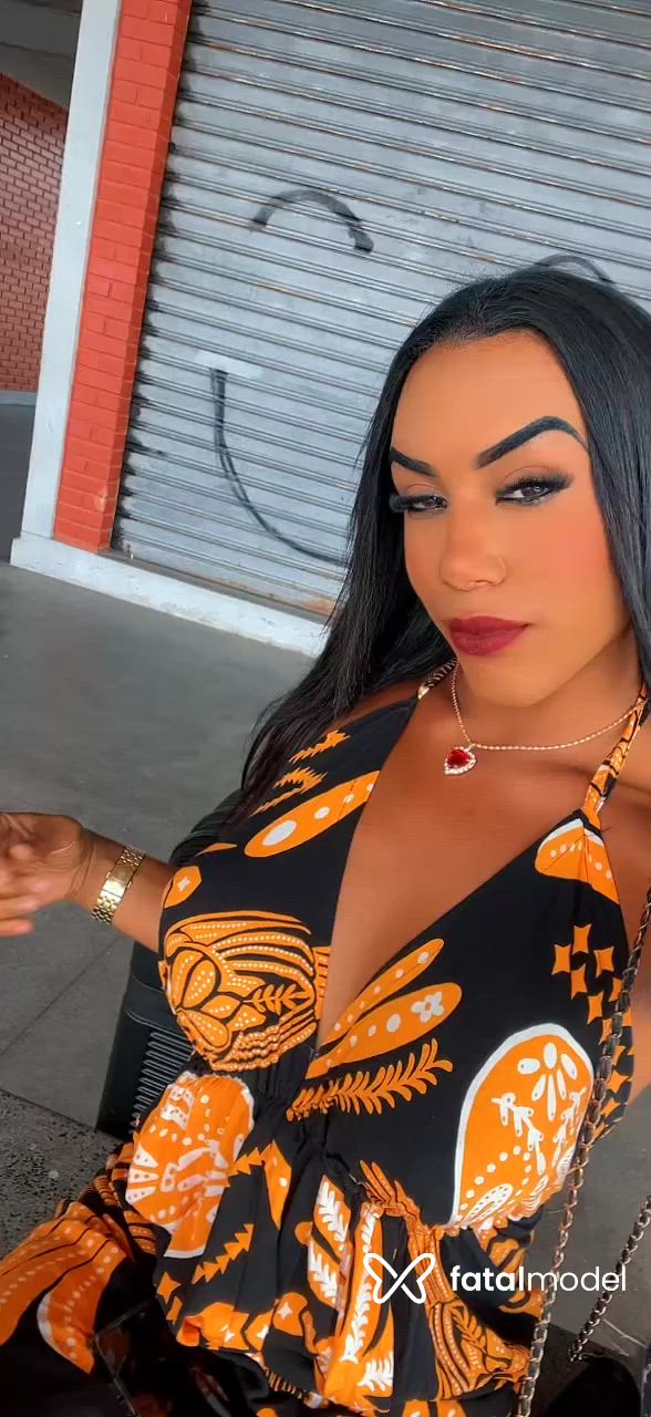 Acompanhante mulher trans com cabelo castanho de olhos pretos - Belly Shine