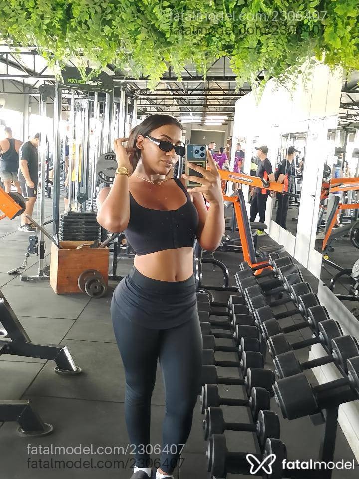 Acompanhante mulher trans com cabelo castanho de olhos pretos - Belly Shine