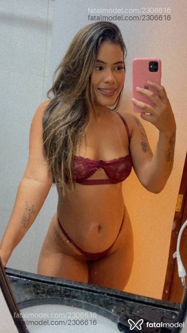 Acompanhante mulher com cabelo castanho de olhos pretos - Letícia