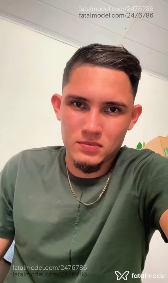 Acompanhante homem com cabelo castanho de olhos verdes em Brasília - Azevedo